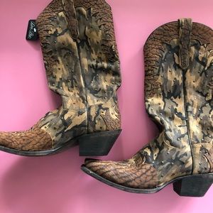 DAN POST Cowboy boots! Comfortable and great fit.
